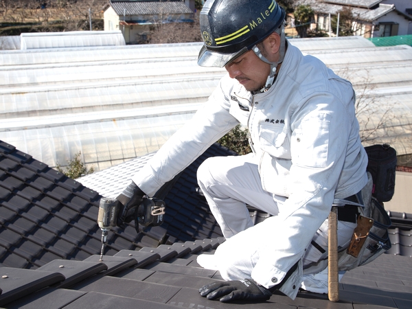 屋根修理を施工する株式会社Maleの職人
