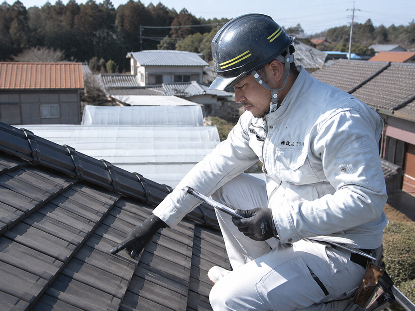 屋根を現地確認する株式会社Maleの職人